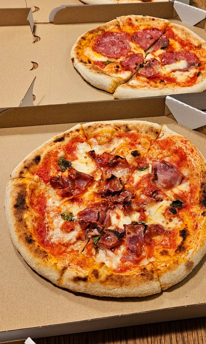 Świeżo upieczona pizza Pizza di Janko